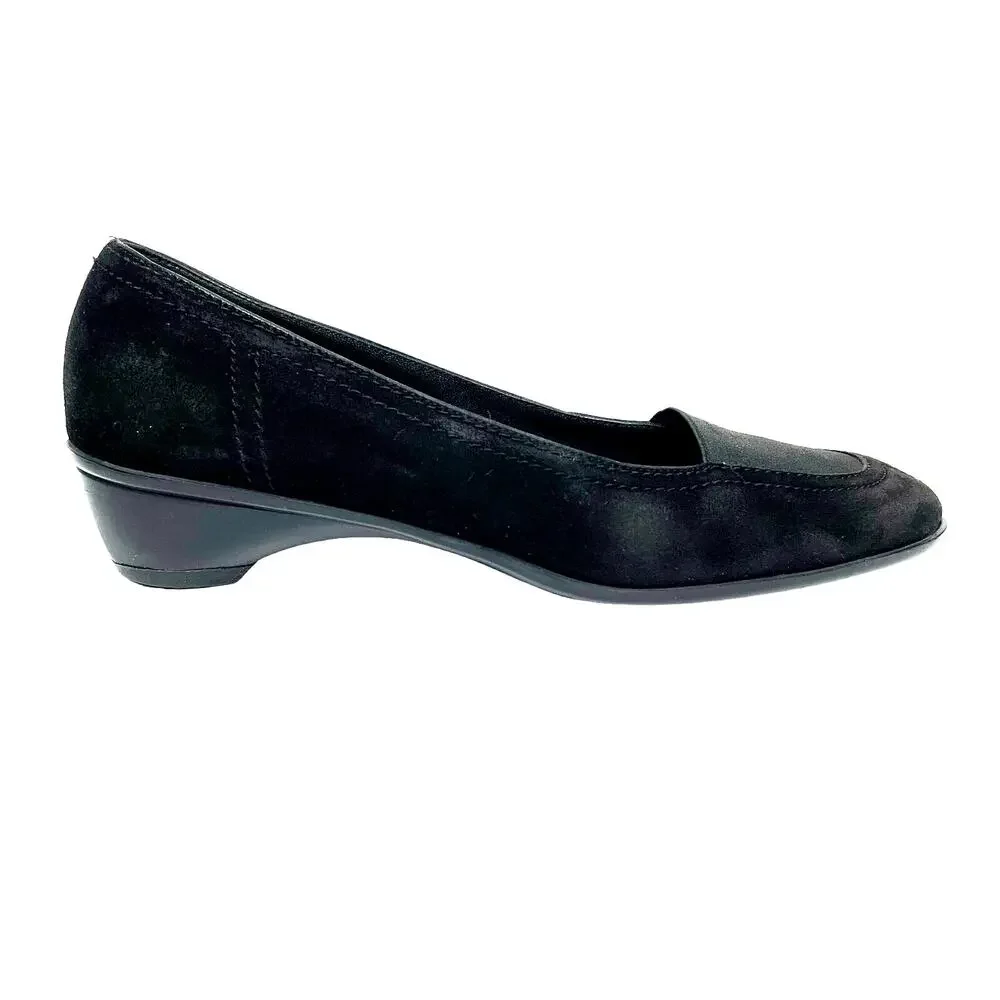 EUC - Salvatore Ferragamo Suede Wedges